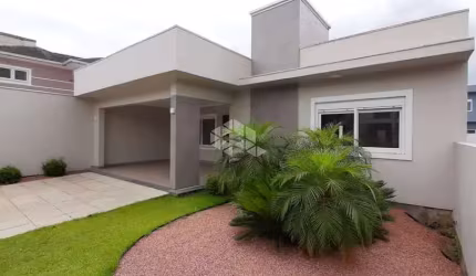 Casa de 130 m², 3 dormitórios sendo 1 suíte, 2 vagas de garagem, sala de estar.