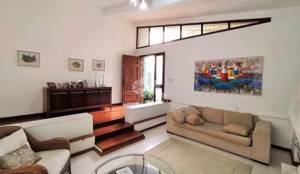 Maravilhosa casa de 201 m², 5 dormitórios, 3 vagas de garagem, living espaçoso.