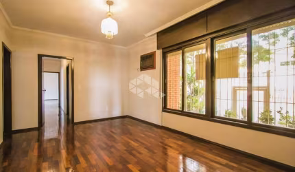 Casa de 306 m², 4 dormitórios sendo 1 suíte com mais de 33 m².
