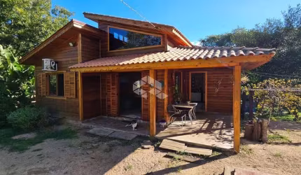 Sítio com 2.700m², Casa de Madeira Charmosa, Ideal para Lazer ou Moradia - Tranquilidade e Espaço de Sobra