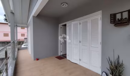 Casa em amplo terreno com  3 dormitórios, sendo 1 suite e 2 vagas de garagem