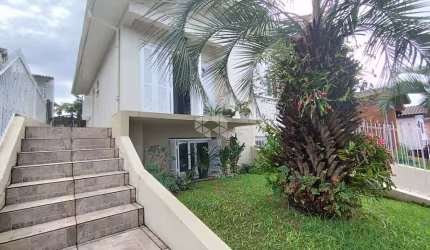 Casa com amplo quintal e excelente posição solar