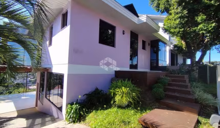 Casa semi mobiliada com 3 pavimentos, 3 dormitórios sendo 1 suíte e 3 vagas de garagem.