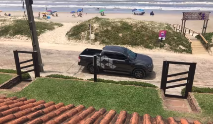 Sobrado pé na areia, 2 dormitórios e 1 vaga de garagem