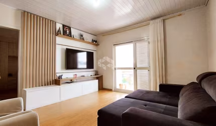 Casa com 3 moradias em amplo terreno