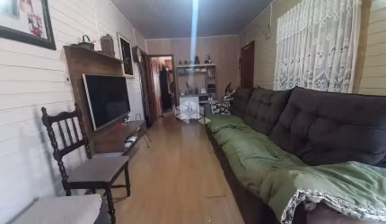 LInda casa com 2 dormitórios ,sala ,cozinha ,churrasqueira fogão campeiro e garagem na parte superior na parte terrea uma sala comercial .