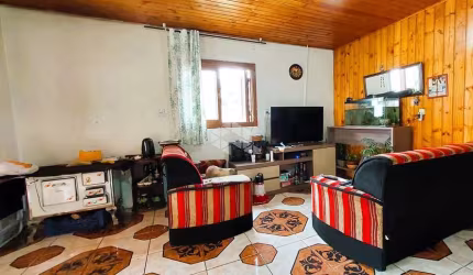 Casa em bairro residencial.