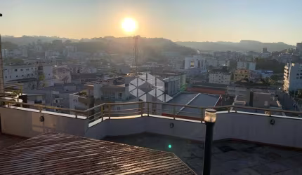 Cobertura com vista panorâmica e piscina no centro de Garibaldi