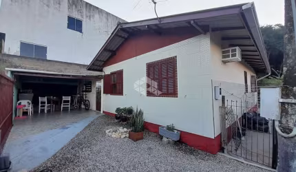 Casa com 03 quartos/dormitórios no bairro Bom Viver, em Biguaçu- SC