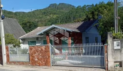 Casa com 03 quartos/dormitórios no bairro Saudade, em Biguaçu- SC