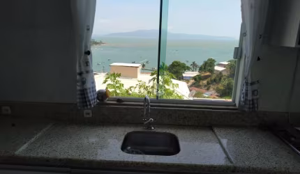 Casa com 03 quartos/dormitórios no bairro Calheiros, em Governador Celso Ramos- SC