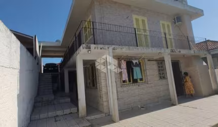 Casa de dois pavimentos com 05 quartos/dormitórios no bairro Areias, em São José- SC