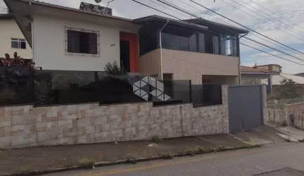 Casa com 03 quartos/dormitórios no bairro Areias, em São José- SC