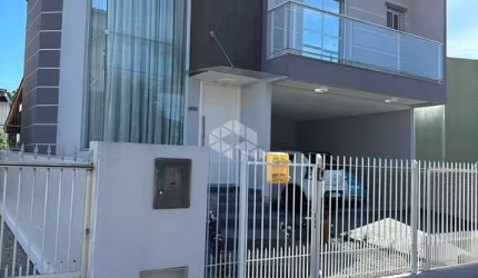 Casa Mobiliada com 03 quartos/dormitórios no bairro Praia Comprida, em São José- SC