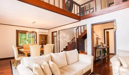 Casa mobiliada com 03 quartos/dormitórios no bairro Planalto, em Gramado- RS
