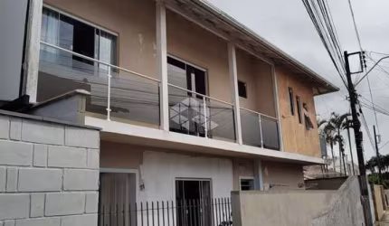 Casa com 03 quartos/dormitórios no bairro Centro, em Biguaçu- SC