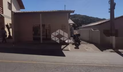 Casa com 03 quartos/dormitórios no bairro Centro, em Santo Amaro da Imperatriz- SC
