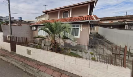 Casa com 4 quartos/dormitórios no bairro Real Parque, em São José- SC