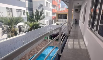 Casa com 5 quartos/dormitórios e sala comercial no bairro Praia Comprida, em São José- SC