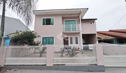 Casa com 4 quartos/dormitórios no bairro Madri, em Palhoça- SC