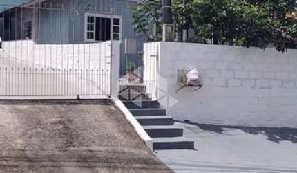Casa com 2 quartos/dormitórios no bairro Ipiranga, em São José- SC