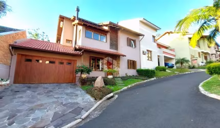 Casa em condomínio com excelente infra, 4D, 3 vagas e placas solares