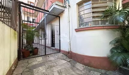 Casa comercial , com uma ampla área no Bairro Santana em Porto alegre