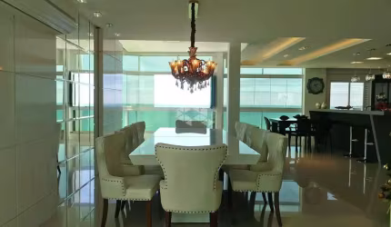 Apartamento de luxo com quatro quartos frente mar em meia Praia Itapema SC
