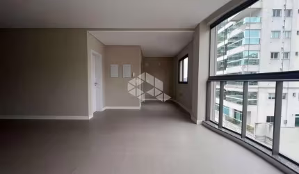 Apartamento mobiliado com três quartos em Meia Praia Itapema SC