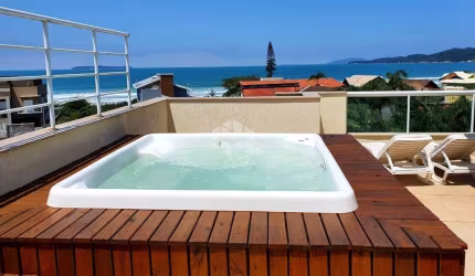 Apartamento duplex mobiliado frente mar com três quartos no Mariscal Bombinhas SC