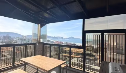 Apartamento duplex com três dormitórios em Mariscal Bombinhas SC