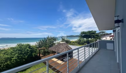 Casa com seis quartos frente mar no Mariscal em Bombinhas SC