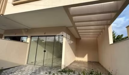 Sobrado com duas suítes na praia de Bombas próximo ao mercado Koch