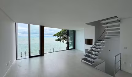 Sobrado triplex , frente mar,  em Morrinhos Bombinhas.