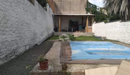 Casa 2 dormitórios no bairro Glória