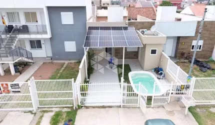 Casa com suíte, piscina e placas solares no Centro Novo