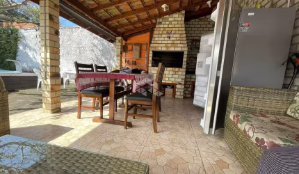 Casa com 2 dormitórios, amplo pátio com piscina e quiosque no Alto Petrópolis.