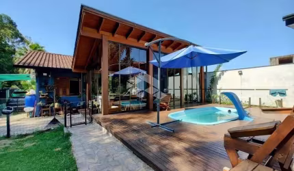 Linda casa com piscina no bairro Travessão