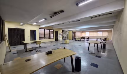 Prédio comercial com 3 pavimentos em vão livre, localizado na região do Brás