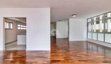 Apartamento totalmente reformado, com conceito aberto, no Bairro Paraíso, com 3 suítes e 3 vagas de garagem.