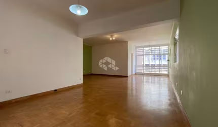 Apartamento reformado de 190m², paralelo à Av. Paulista e a 500mts. do metrô, com 3 quartos e 1 vaga de garagem.