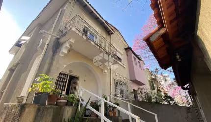 Casa de Vila na Aclimação, com 3 pavimentos, 4 quartos e 8 vagas de garagem.