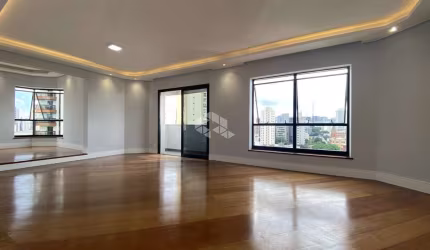 Apartamento com 03 suítes e 03 vagas de garagens, no coração da Aclimação.