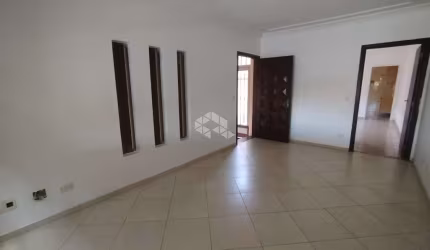 Sobrado a venda, com 3 dorms 1 suite, 2 vagas de garagem churrasqueira