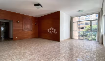 Apartamento de 190m² a apenas 500mts. da Estação Trianon Masp do Metrô, com 3 quartos, 1 vaga de garagem e potencial para reforma.