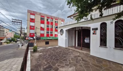Casa Residencial de 4 dormitórios a venda bairro/centro na Rua Duque de Caxias 1881.