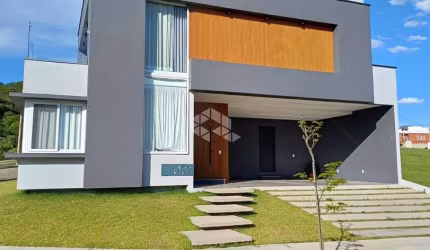 Casa a venda com 3 quartos 4 banheiros, 2 vagas de garagem, com espera para elevador interno no bairro Tomazzeti Santa Maria.