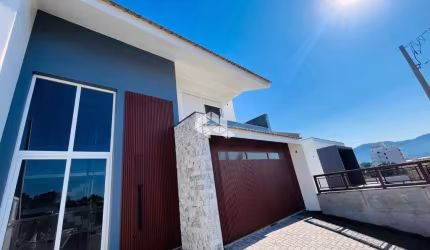 Casa tipo sobrado 03 dormitórios com suite, closet e sacada à venda no Bairro São José em Santa Maria