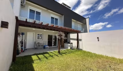 Casa em Camobi, com 3 dormitórios e uma suíte,  com vaga para duas garagem.