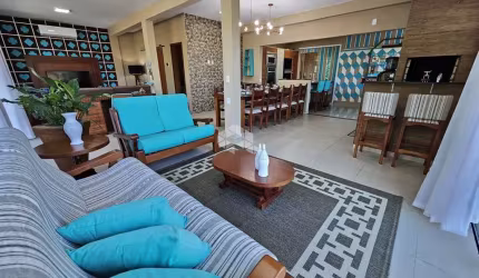 Casa alto padrão, 5 suítes, 8 banheiros,  escritório, 5 garagens, piscina, deck, sala de estar, varanda gourmet, em Itaara RS